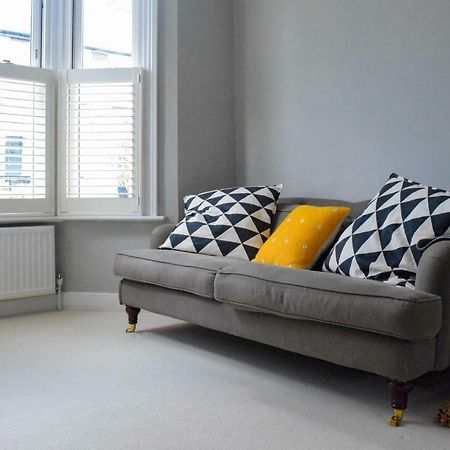 3 Bedroom Family House With A Superb Kitchen And Garden London Kültér fotó