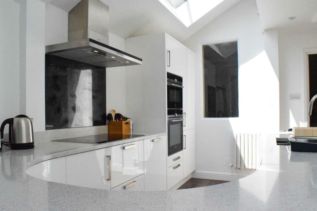 3 Bedroom Family House With A Superb Kitchen And Garden London Kültér fotó