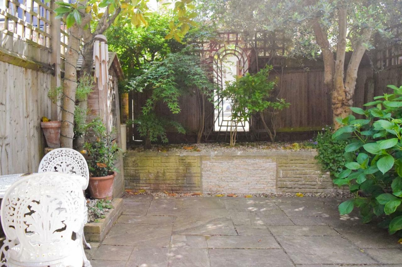 3 Bedroom Family House With A Superb Kitchen And Garden London Kültér fotó