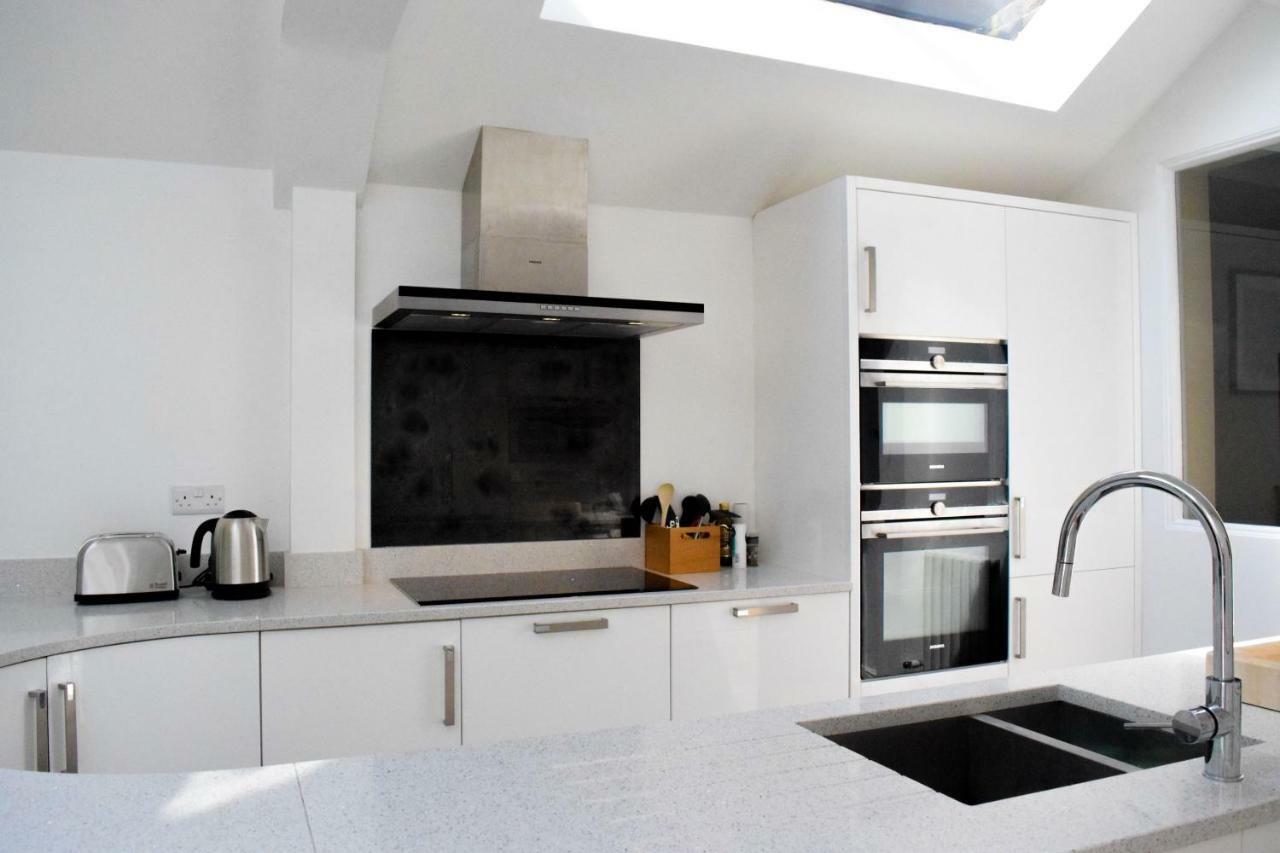 3 Bedroom Family House With A Superb Kitchen And Garden London Kültér fotó