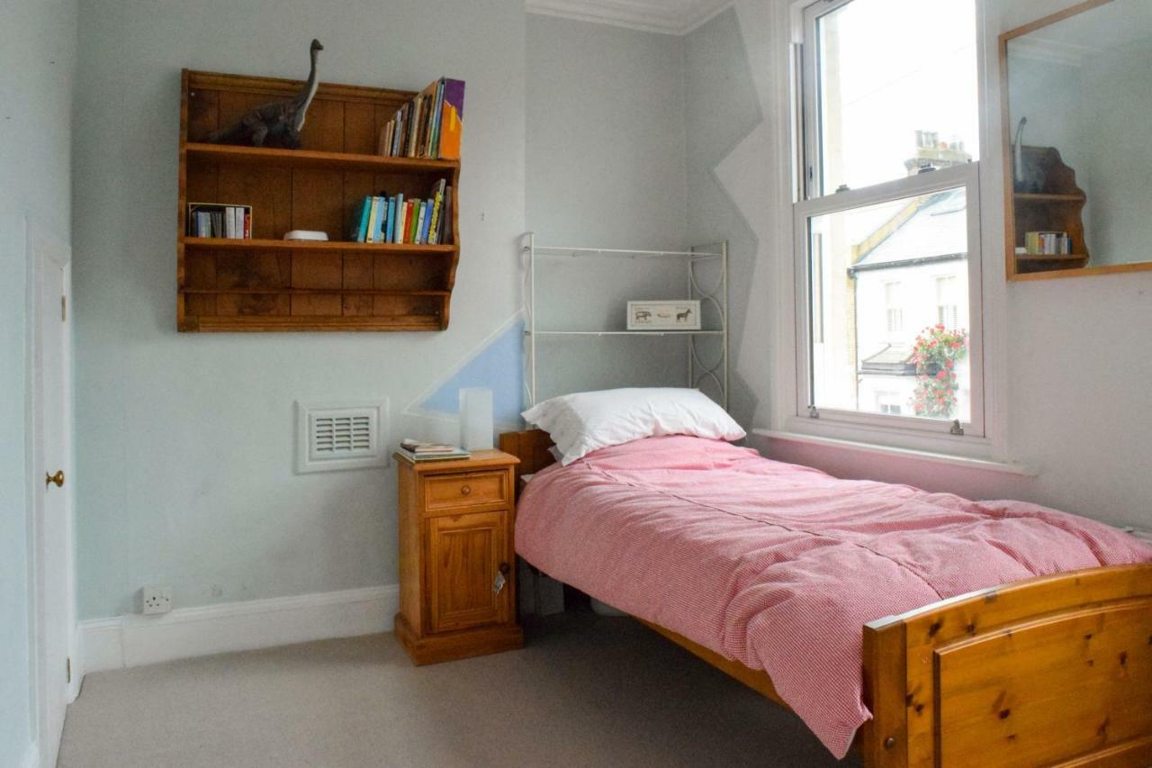 3 Bedroom Family House With A Superb Kitchen And Garden London Kültér fotó