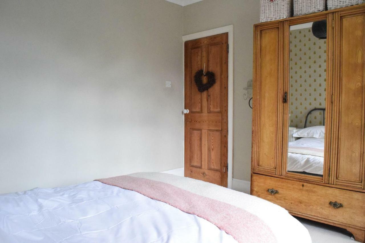 3 Bedroom Family House With A Superb Kitchen And Garden London Kültér fotó