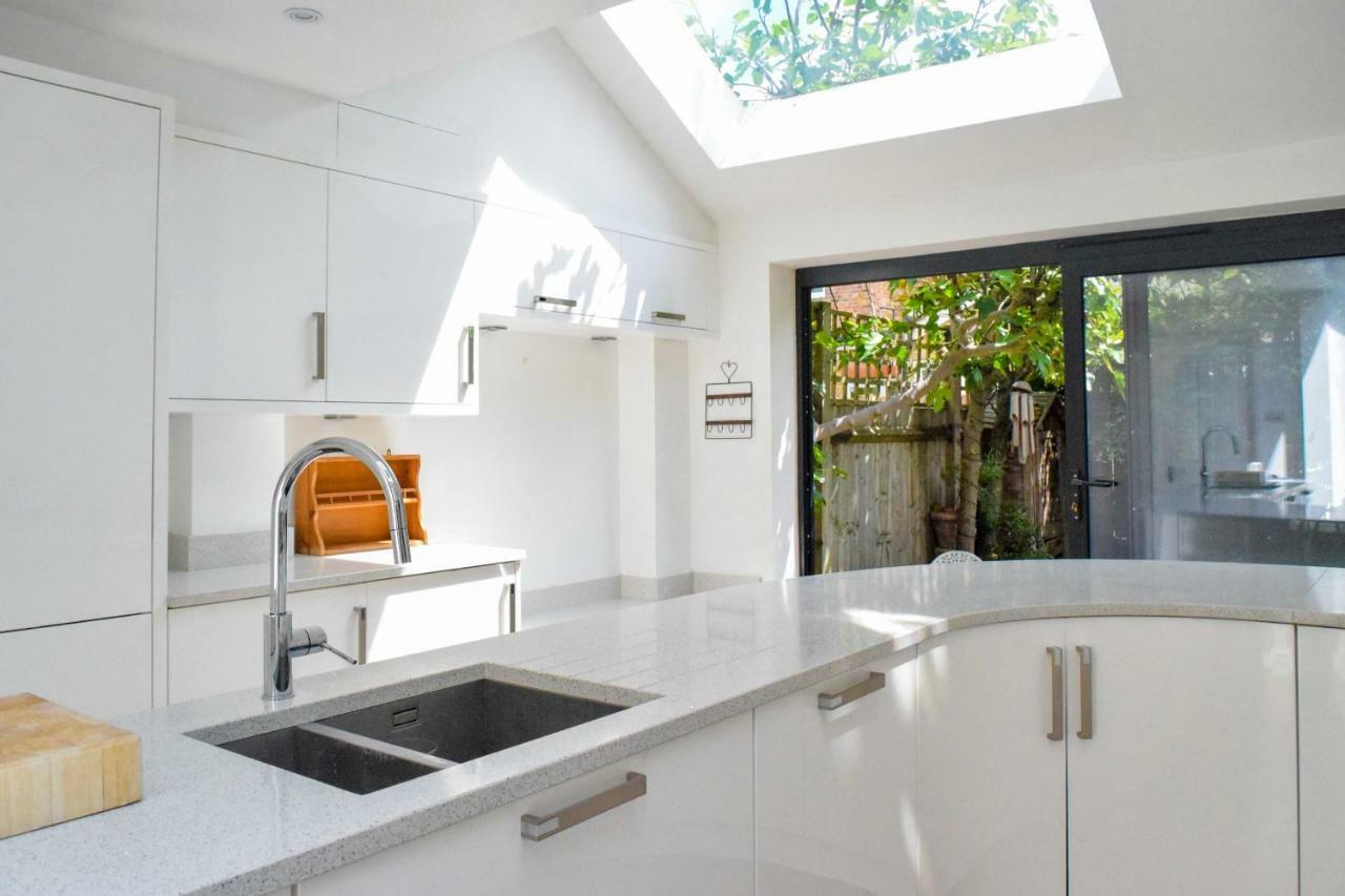 3 Bedroom Family House With A Superb Kitchen And Garden London Kültér fotó